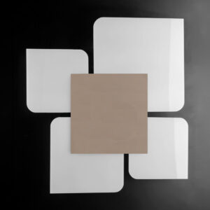 Plafoniera Quadrifoglio 4 luci E27 in metallo tortora con vetri bianchi – Design moderno 65x65 cm